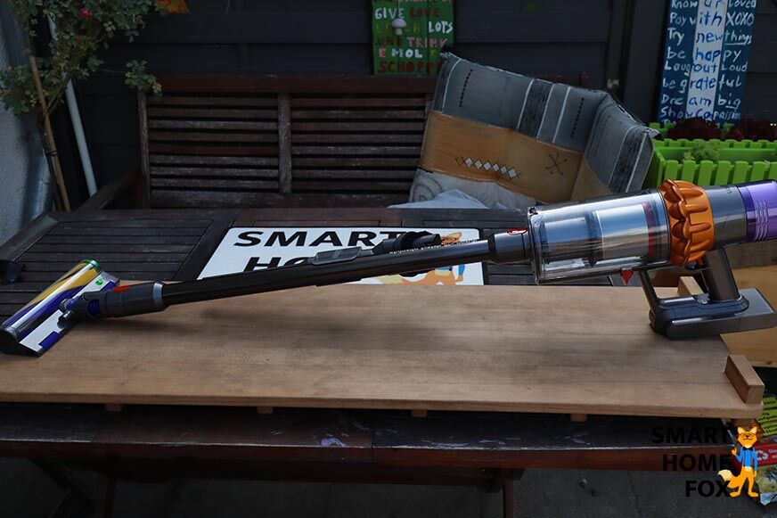 Аккумуляторный пылесос в качестве напольного, включая насадку для пола и всасывающую трубку